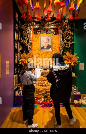 Ofrenda d'art, exposition d'objets traditionnels pour le Jour des Morts, día de muertos célébration, Musée National d'Art Mexicain, Chicago, Illinoi Banque D'Images