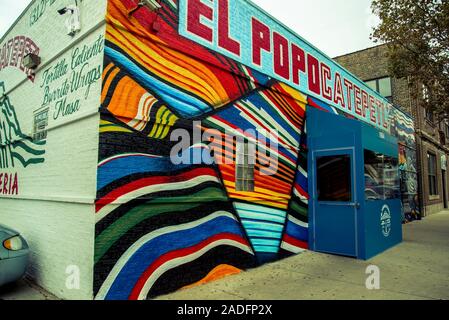 Murale colorée avec un thème Latino à Pilsen quartier qui est connu pour la culture mexicaine et latino dynamique, Chicago, Illinois, États-Unis Banque D'Images