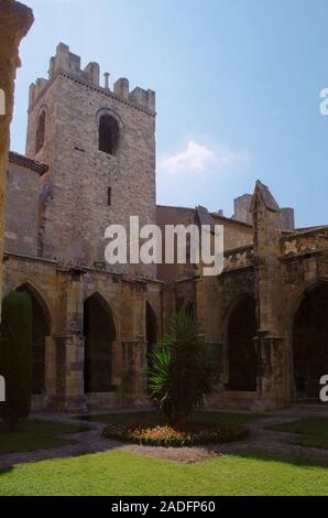 Vieux film photographie, vers 1995, le cloître, la cathédrale de Narbonne, Aude, Occitanie, France Banque D'Images