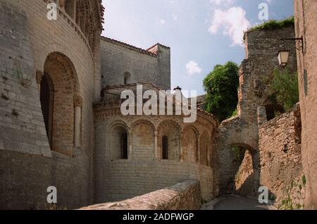 Vieux film photographie, vers 1995, de l'onzième siècle église-abbatiale romane de Gellone, Arboras, Hérault, Occitanie, France : chapelle de l'abside en premier plan Banque D'Images