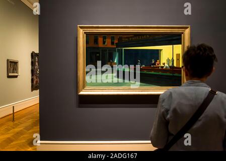 Visiteur regardant Edward Hopper Nighthawks peinture, l'Art Institute de Chicago, Chicago, Illinois, États-Unis Banque D'Images