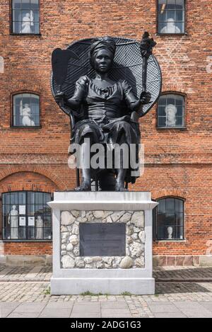 La Reine Mary Copenhague, la sculpture intitulée Je suis la reine Mary (2018) avec le Musée Royal de Cast (Den b comme Afstøbningssamling) situé derrière, Copenhague Banque D'Images