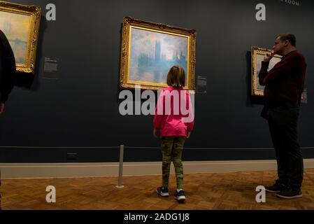 Petite fille à la recherche lors d'une peinture de Claude Monet, l'Art Institute de Chicago, Chicago, Illinois, États-Unis Banque D'Images