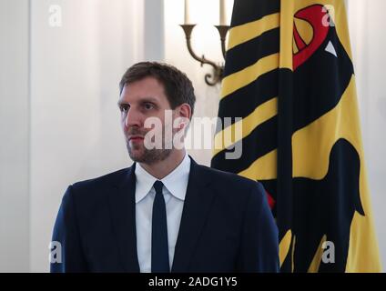 Berlin, Allemagne. 9Th Jul 2019. Ancien joueur de basket-ball allemand Dirk Nowitzki réagit au cours d'une cérémonie pour l'Ordre du Mérite de la République fédérale d'Allemagne au Bellevue Palace à Berlin, capitale de l'Allemagne, le 4 décembre 2019. Credit : Shan Yuqi/Xinhua/Alamy Live News Banque D'Images