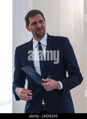 Berlin, Allemagne. 9Th Jul 2019. Ancien joueur de basket-ball allemand Dirk Nowitzki réagit au cours d'une cérémonie pour l'Ordre du Mérite de la République fédérale d'Allemagne au Bellevue Palace à Berlin, capitale de l'Allemagne, le 4 décembre 2019. Credit : Shan Yuqi/Xinhua/Alamy Live News Banque D'Images