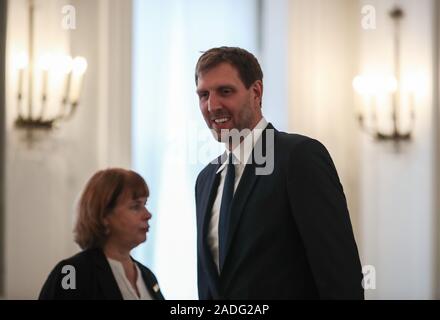 Berlin, Allemagne. 9Th Jul 2019. Ancien joueur de basket-ball allemand Dirk Nowitzki (R) arrive pour la cérémonie de l'Ordre du Mérite de la République fédérale d'Allemagne au Bellevue Palace à Berlin, capitale de l'Allemagne, le 4 décembre 2019. Credit : Shan Yuqi/Xinhua/Alamy Live News Banque D'Images