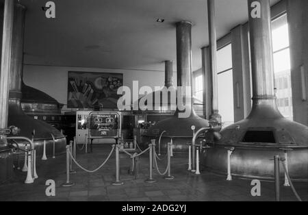 Vieux film photographie, vers 1996, à l'intérieur de la brasserie Kronenbourg, Strasbourg, France ; version noir et blanc Banque D'Images