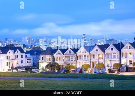 San Francisco, California, United States - Maisons victorienne traditionnelle connue sous le nom de belles dames dans Alamo Square. Banque D'Images