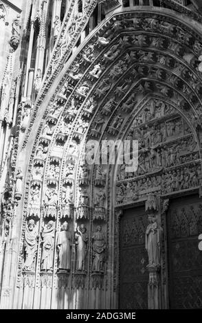 Vintage film photographie, vers 1990, d'une partie de l'Ouest spectaculaire avant de la cathédrale gothique de Strasbourg, en France, de la Place de la Cathédrale ; version noir et blanc Banque D'Images