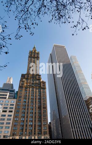 Sherry-Netherland Hotel et le General Motors Building sur Fifth Avenue, vu de Central Park, New York Banque D'Images