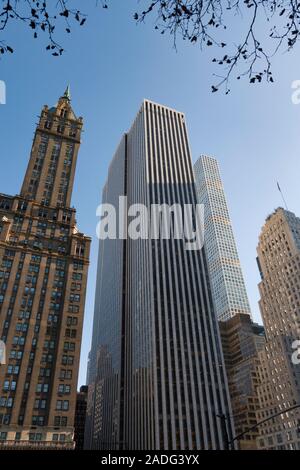 Hôtel et le Sherry-Netherland General Motors Building sur la Cinquième Avenue vu de Central Park, NYC Banque D'Images