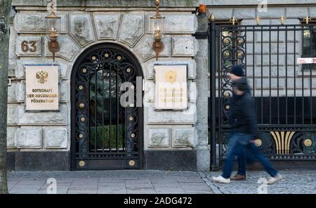 Berlin, Allemagne. 08Th Nov, 2019. Les passants passent par l'ambassade de Russie à Berlin-Mitte. Après le meurtre d'un contrat présumé Georgian à Berlin, il y a une crise diplomatique entre l'Allemagne et la Russie. Le bureau du procureur fédéral a pris en charge l'enquête. Elle poursuit le soupçon initial que les autorités de l'Etat en Russie ou la république de Tchétchénie sont derrière tout cela. Le gouvernement fédéral a expulsé deux diplomates russes. Crédit : Bernd von Jutrczenka/dpa/Alamy Live News Banque D'Images