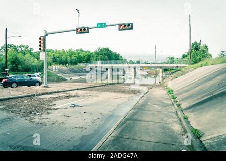 Feu rouge et de l'Interstate 10 (IH 10) l'autoroute à Houston bloqué par de l'eau élevé Banque D'Images