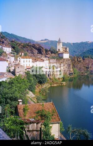 Une ancienne (vers 1974) Photographie du film du Tarn à Ambialet, Tarn, Occitanie, France sur une journée d'été ensoleillée Banque D'Images