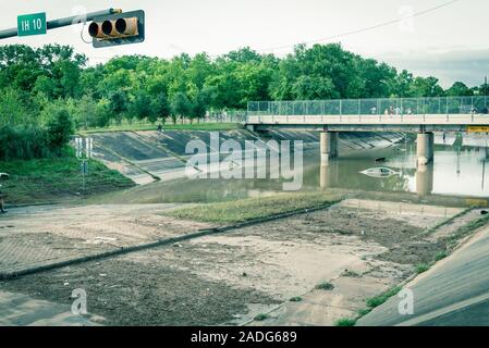 Feu rouge et de l'Interstate 10 (IH 10) l'autoroute à Houston bloqué par de l'eau élevé Banque D'Images