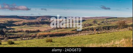 Grande et Petite Dun Fells et Cross est tombé d'en haut, Panorama Newbiggin Teesdale Banque D'Images