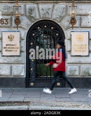 Berlin, Allemagne. 08Th Nov, 2019. Un passant passe de l'ambassade russe à Berlin-Mitte. Après le meurtre d'un contrat présumé Georgian à Berlin, il y a une crise diplomatique entre l'Allemagne et la Russie. Le bureau du procureur fédéral a pris en charge l'enquête. Elle poursuit le soupçon initial que les autorités de l'Etat en Russie ou la république de Tchétchénie sont derrière tout cela. Le gouvernement fédéral a expulsé deux diplomates russes. Crédit : Bernd von Jutrczenka/dpa/Alamy Live News Banque D'Images