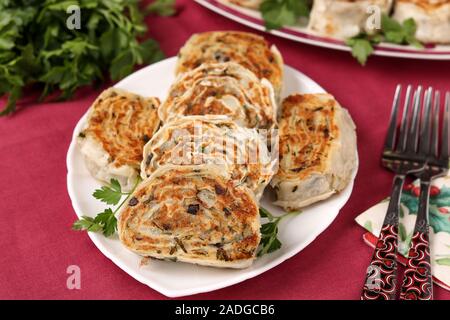 Lavash frit avec des pommes de terre et les rouleaux de champignons sont situés sur un plateau Banque D'Images