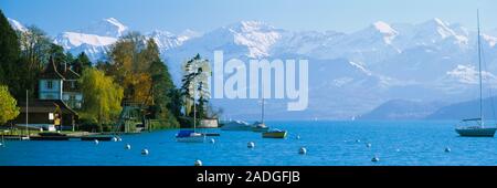 Lac sur la montagne, le lac de Thoune, Hilterfingen, Canton de Berne, Suisse Banque D'Images