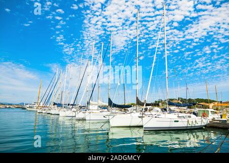 Rangée de yachts dans le port d'accueil calme, résidence de vacances pendant l'été avec ciel intéressant Banque D'Images