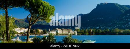 Ville au bord de l'eau, le lac de Lugano, Lugano, Suisse Banque D'Images