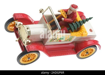 Père Noël dans une vieille Ford Motor Car. Dinky Toy en métal moulé avec le Père Noël et un arbre de Noël. Banque D'Images