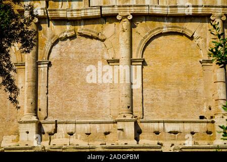 Détails de l'architecture de fausses fenêtres sur Colosseo à Rome, Italie Banque D'Images
