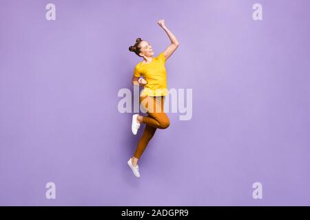 Tourné toute la longueur de la taille du corps photo de belle fille attirante extatique excité portant des pantalons pantalon brun crier hourra grimaçant plus isolés Banque D'Images