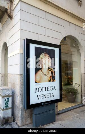 Bottega Veneta panneau publicitaire dans une rue de Milan, Italie Banque D'Images