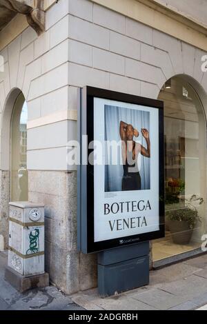 Bottega Veneta panneau publicitaire dans une rue de Milan, Italie Banque D'Images