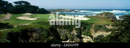 Portrait de personnes jouant au golf sur un parcours de golf, Cypress Point Club, plage de galets, le comté de Monterey, Californie, États-Unis Banque D'Images