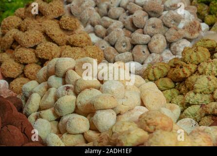 La pâte d'Amandes biscuits pâtisseries siciliennes typiques sont fabriqués à partir de farine d'amande, de sucre et de blancs d'oeufs Banque D'Images