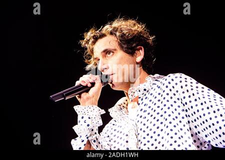 Mika effectue live au Mediolanum Forum à Milan, Italie, le 3 décembre 2019. Mika est un artiste anglais et l'auteur-compositeur, et il a été nommé la première percée prévue act de 2007 dans un sondage de la BBC annuel de la critique musicale, son de 2007. Mika sort son premier album, Life in Cartoon Motion, sur Island Records en 2007, vendu à plus de 5,6 millions d'exemplaires dans le monde entier et a aidé à Mika gagnez un Brit Award-winning Best British Breakthrough act, et de recevoir une mise en nomination aux prix Grammy Banque D'Images