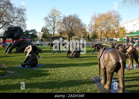 Marble Arch. London, UK 4 Déc 2019 - un troupeau de 21 éléphants en bronze à Marble Arch. La sculpture est le plus important troupeau d'éléphants d'une depictionÊof dans le monde et est destiné à attirer l'attention sur le sort de cette espèce qui pourrait être éteints sur les tendances actuelles, d'ici 2040. Chaque éléphant dans la sculpture est inspiré d'un véritable animal orphelins en ce moment dans les soins de la Sheldrick Wildlife Trust. Credit : Dinendra Haria/Alamy Live News Banque D'Images