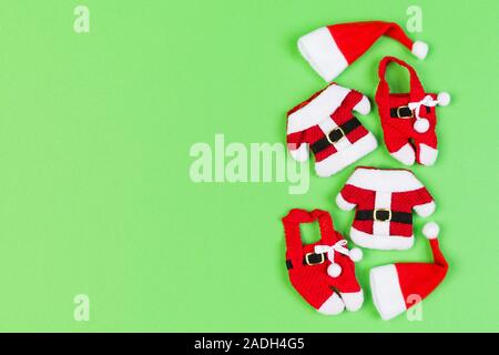 Vue de dessus od rouge élégant Santa hats sur fond coloré. Joyeux Noël concept avec copie espace. Banque D'Images