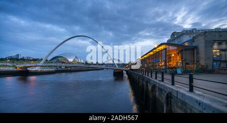 Et Newcastle Gateshead quais au crépuscule, y compris l'arche de la Millennium Bridge, le Sage et le pont Tyne, Tyne et Wear, Angleterre Banque D'Images