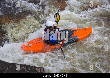 Groupe d'adolescents de la formation dans des kayaks à Etive River Falls, Glencoe, Highlands, Scotland, UK en Mars Banque D'Images