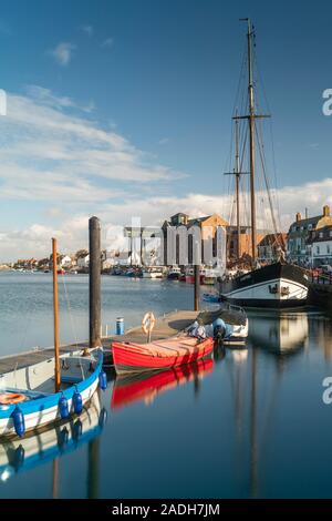 Le front de mer de Wells-next-the-Sea dont le port et le grenier, Norfolk, Angleterre Banque D'Images