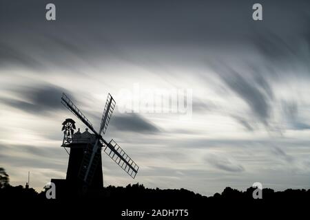 Le CLAJ-next-the-Sea moulin découpé sur un ciel d'automne orageux, Norfolk, Angleterre Banque D'Images