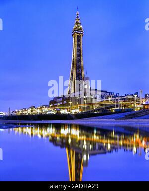 Blackpool Tower at night, Lancashire. L'Angleterre. UK Banque D'Images