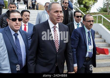 Alger, Algérie. 08Th Nov, 2019. Azzedine Mihoubi (C), candidat à la présidence et secrétaire général du Rassemblement national démocratique (RND), arrive à une campagne électorale à venir rallye de l'élection présidentielle en Algérie, prévue pour le 12 décembre 2019. Credit : Farouk Batiche/dpa/Alamy Live News Banque D'Images