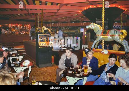 Carousel bar, Pleasure Beach Blackpool, Lancashire, Angleterre, Royaume-Uni. Circa 1980 Banque D'Images