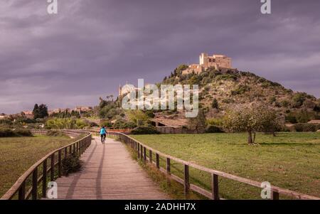 Église paroissiale et l'église de pèlerinage de Sant Salvador Arta, situé sur une colline avec des champs et d'une passerelle en bois au premier plan, avec des LED de jour Banque D'Images