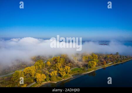 L'automne, vue aérienne, sur un matin brumeux sur St.Lawrence Park dans les Mille-Îles, Canada Banque D'Images