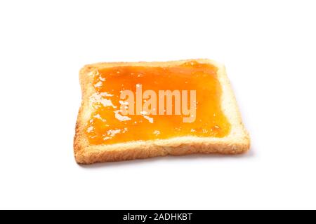 Toast avec confiture d'abricot isolé sur fond blanc Banque D'Images