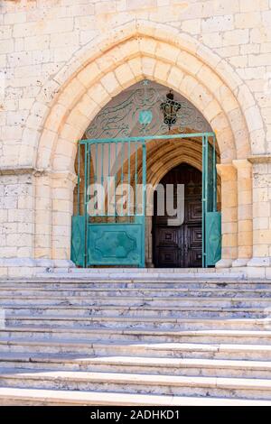 Entrée à la cathédrale de Faro, Igreja de Santa Maria. Faro, Algarve de l'est, Portugal. Banque D'Images