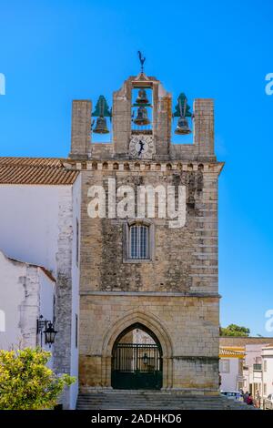 Clocher de la cathédrale de Faro se, Igreja de Santa Maria. Faro, Algarve de l'est, Portugal. Banque D'Images