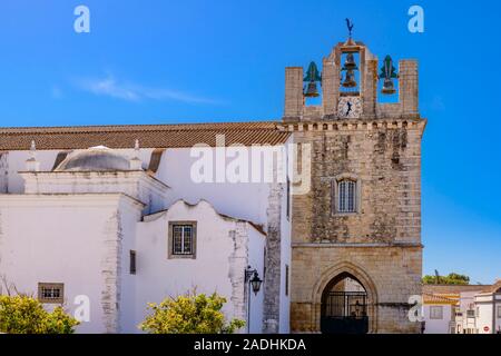 Clocher de la cathédrale de Faro, cathédrale Igreja de Santa Maria se. Faro, Algarve de l'est, Portugal. Banque D'Images