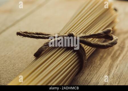 Close up of natural string noeud sur corde tas de spaghetti Banque D'Images