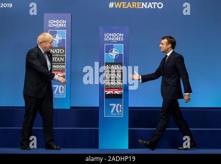 Londres, Royaume-Uni. 9Th Jul 2019. Le Premier ministre britannique Boris Johnson (L) se félicite le président français Emmanuel Macron lors de l'arrivées de l'OTAN (Organisation du Traité de l'Atlantique Nord) Sommet à Londres, Angleterre le 4 décembre 2019. Credit : Han Yan/Xinhua/Alamy Live News Banque D'Images